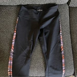 LULULEMON ATHLETICA WOMENS CAPRI LEGGINGS BLACK PURPLE / PINK STRIPE SIZE 6